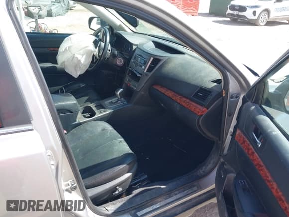 ✅ 2010 Subaru Outback Limited • VIN: 4S4BRCJC4A3372381 • Lot: 42276617. Wystawiony na IAAI z przebiegiem 178 291 mil. Bezpłatny archiwum sprzedaży aukcyjnych z USA i szczegółowy raport historii pojazdu na DreamBid. Zdjęcie 5.