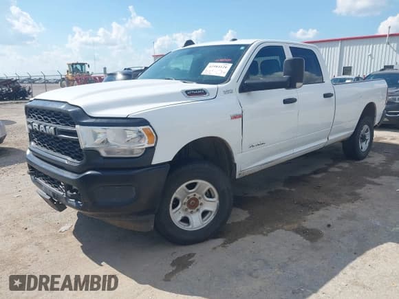 ✅ 2021 Ram 2500 Tradesman • VIN: 3C6UR5HJ7MG597531 • Lot: 42984126. Wystawiony na IAAI z przebiegiem 101 045 mil. Bezpłatny archiwum sprzedaży aukcyjnych z USA i szczegółowy raport historii pojazdu na DreamBid. Zdjęcie 2.