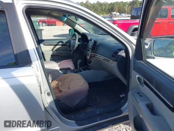 ✅ 2008 Hyundai Santa Fe GLS • VIN: 5NMSG13D28H201158 • Lot: 43795731. Wystawiony na IAAI z przebiegiem 158 308 mil. Bezpłatny archiwum sprzedaży aukcyjnych z USA i szczegółowy raport historii pojazdu na DreamBid. Zdjęcie 5.