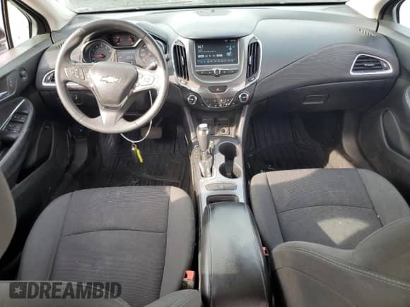 2017 Chevrolet Cruze LT z VIN 1G1BE5SMXH7159708, wystawiony jako Copart lot #81326075 z przebiegiem 132 058 mil mil oraz Szkoda całkowita • Salvage title. Historia ofert i sprzedaży dostępna na DreamBid. Obrazek 8.