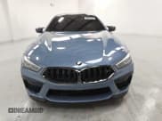 ✅ 2022 BMW M8 Competition • VIN: WBSGV0C09NCH48923 • Lot: 57902905. Wystawiony na Copart z przebiegiem 28 881 mil. Bezpłatny archiwum sprzedaży aukcyjnych z USA i szczegółowy raport historii pojazdu na DreamBid. Zdjęcie 5.