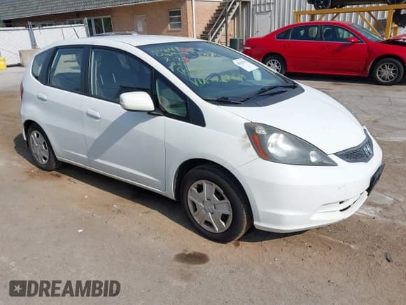 ✅ 2013 Honda Fit • VIN: JHMGE8H38DC067106 • Лот: 42920739. Опубликован ранее на IAAI с пробегом 83 131 миль. Бесплатный доступ к архиву аукционных продаж из США и подробный отчёт об истории автомобиля на DreamBid. Изображение 1.