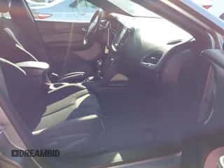 2014 Dodge Dart SXT z VIN 1C3CDFBB1ED909680, wystawiony jako IAAI lot #43364770 z przebiegiem 97 568 mil mil oraz . Historia ofert i sprzedaży dostępna na DreamBid. Obrazek 5.