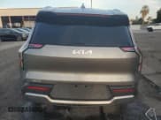 ✅ 2024 Kia EV9 Wind • VIN: KNDAFFS52R6037592 • Lot: 90968825. Wystawiony na Copart z przebiegiem 19 246 mil. Bezpłatny archiwum sprzedaży aukcyjnych z USA i szczegółowy raport historii pojazdu na DreamBid. Zdjęcie 6.