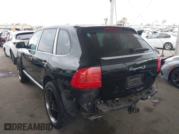 ✅ 2005 Porsche Cayenne S • VIN: WP1AB29P95LA66464 • Lot: 42414915. Wystawiony na IAAI z przebiegiem 130 919 mil. Bezpłatny archiwum sprzedaży aukcyjnych z USA i szczegółowy raport historii pojazdu na DreamBid. Zdjęcie 3.