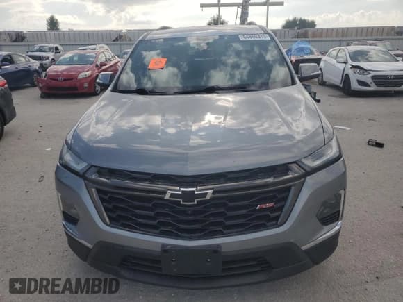 ✅ 2023 Chevrolet Traverse RS • VIN: 1GNEVJKW3PJ115122 • Lot: 64860315. Wystawiony na Copart z przebiegiem 38 319 mil. Bezpłatny archiwum sprzedaży aukcyjnych z USA i szczegółowy raport historii pojazdu na DreamBid. Zdjęcie 5.