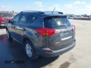 ✅ 2014 Toyota RAV4 LE • VIN: JTMZFREV8EJ002465 • Lot: 43639247. Wystawiony na IAAI z przebiegiem 137 363 mil. Bezpłatny archiwum sprzedaży aukcyjnych z USA i szczegółowy raport historii pojazdu na DreamBid. Zdjęcie 3.