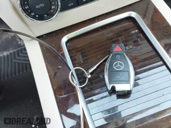 ✅ 2014 Mercedes-Benz GLK 350 • VIN: WDCGG8JB0EG290631 • Лот: 42172482. Опубликован ранее на IAAI с пробегом 88 985 миль. Бесплатный доступ к архиву аукционных продаж из США и подробный отчёт об истории автомобиля на DreamBid. Изображение 11.