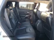 ✅ 2019 Jeep Cherokee Altitude • VIN: 1C4PJMLX8KD398775 • Lot: 85402575. Wystawiony na Copart z przebiegiem 71 503 mil. Bezpłatny archiwum sprzedaży aukcyjnych z USA i szczegółowy raport historii pojazdu na DreamBid. Zdjęcie 11.