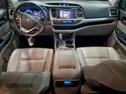 ✅ 2018 Toyota Highlander SE • VIN: 5TDJZRFH1JS551905 • Lot: 93914065. Wystawiony na Copart z przebiegiem 112 276 mil. Bezpłatny archiwum sprzedaży aukcyjnych z USA i szczegółowy raport historii pojazdu na DreamBid. Zdjęcie 8.