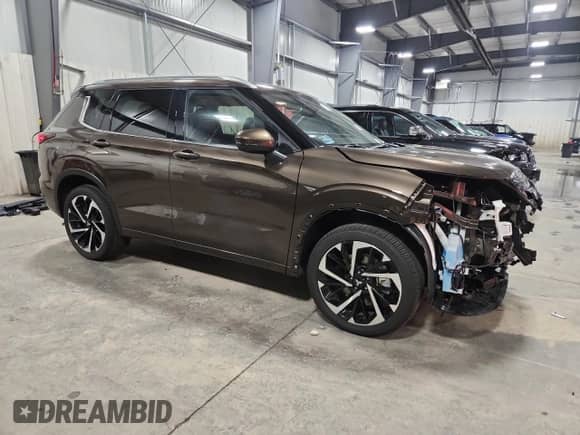2024 Mitsubishi Outlander SEL with VIN JA4J4WA82RZ073843, listed as a Copart auction lot 81331465 with 10,233 mi miles and Salvage title. Bid and sale history available at DreamBid. Image 4.