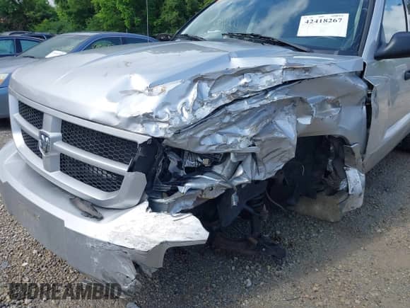 2008 Dodge Dakota SXT z VIN 1D7HW38K98S594036, wystawiony jako IAAI lot #42418267 z przebiegiem 77 135 mil mil oraz . Historia ofert i sprzedaży dostępna na DreamBid. Obrazek 6.