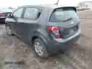 2013 Chevrolet Sonic LS z VIN 1G1JA6SH0D4171460, wystawiony jako IAAI lot #40888935 z przebiegiem 134 129 mil mil oraz . Historia ofert i sprzedaży dostępna na DreamBid. Obrazek 3.