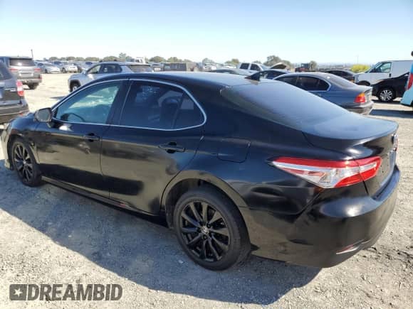 2019 Toyota Camry LE z VIN 4T1B11HK1KU250470, wystawiony jako Copart lot #85004265 z przebiegiem 132 733 mil mil oraz Czysty tytuł • Clean title. Historia ofert i sprzedaży dostępna na DreamBid. Obrazek 2.