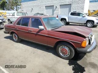✅ 1981 Mercedes-Benz 240 • VIN: WDB12312312210652 • Lot: 73216174. Wystawiony na Copart z przebiegiem 148 357 mil. Bezpłatny archiwum sprzedaży aukcyjnych z USA i szczegółowy raport historii pojazdu na DreamBid. Zdjęcie 4.