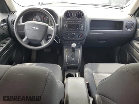 ✅ 2009 Jeep Patriot Sport • VIN: 1J4FF28B49D183042 • Lot: 67753095. Wystawiony na Copart z przebiegiem 131 402 mil. Bezpłatny archiwum sprzedaży aukcyjnych z USA i szczegółowy raport historii pojazdu na DreamBid. Zdjęcie 8.