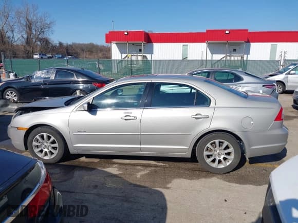 ✅ 2008 Mercury Milan • VIN: 3MEHM07Z58R633485 • Lot: 41764314. Listed on IAAI with 60,842 mi. Free auction sales archive from the USA and detailed vehicle history report at DreamBid. Image 14.