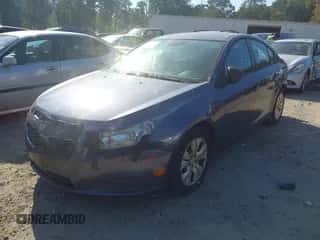 2013 Chevrolet Cruze LS z VIN 1G1PA5SH6D7168517, wystawiony jako IAAI lot #43256208 z przebiegiem 137 199 mil mil oraz . Historia ofert i sprzedaży dostępna na DreamBid. Obrazek 2.