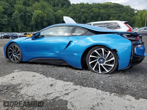 ✅ 2015 BMW i8 • VIN: WBY2Z2C55FV391061 • Лот: 67933554. Опубликован ранее на Copart с пробегом 28 047 миль. Бесплатный доступ к архиву аукционных продаж из США и подробный отчёт об истории автомобиля на DreamBid. Изображение 2.