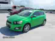 2015 Chevrolet Sonic LT z VIN 1G1JC6SB7F4147472, wystawiony jako IAAI lot #42860588 z przebiegiem 126 909 mil mil oraz . Historia ofert i sprzedaży dostępna na DreamBid. Obrazek 2.