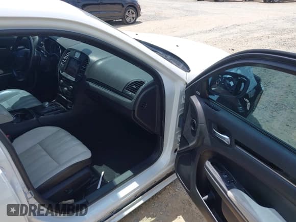 ✅ 2021 Chrysler 300 S • VIN: 2C3CCABG5MH634303 • Lot: 42794120. Listed on IAAI with 94,597 mi. Free auction sales archive from the USA and detailed vehicle history report at DreamBid. Image 5.