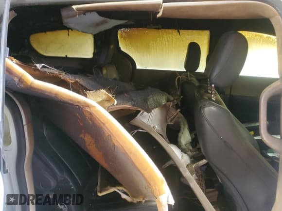 ✅ 2019 Chrysler Pacifica Touring L • VIN: 2C4RC1BG2KR626074 • Lot: 68841935. Wystawiony na Copart z przebiegiem Nie podano. Bezpłatny archiwum sprzedaży aukcyjnych z USA i szczegółowy raport historii pojazdu na DreamBid. Zdjęcie 11.