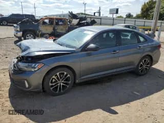 ✅ 2023 Volkswagen Jetta Sport • VIN: 3VWBM7BUXPM062080 • Lot: 84553785. Wystawiony na Copart z przebiegiem 47 089 mil. Bezpłatny archiwum sprzedaży aukcyjnych z USA i szczegółowy raport historii pojazdu na DreamBid. Zdjęcie 1.