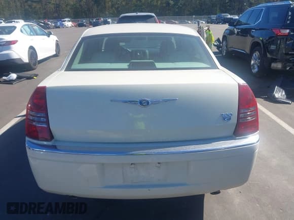 ✅ 2005 Chrysler 300 C • VIN: 2C3JA63H25H576637 • Lot: 43500412. Wystawiony na IAAI z przebiegiem 62 906 mil. Bezpłatny archiwum sprzedaży aukcyjnych z USA i szczegółowy raport historii pojazdu na DreamBid. Zdjęcie 16.