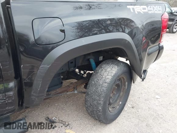 ✅ 2017 Toyota Tacoma SR5 • VIN: 5TFCZ5AN5HX112287 • Lot: 43654484. Listed on IAAI with 69,600 mi. Free auction sales archive from the USA and detailed vehicle history report at DreamBid. Image 6.