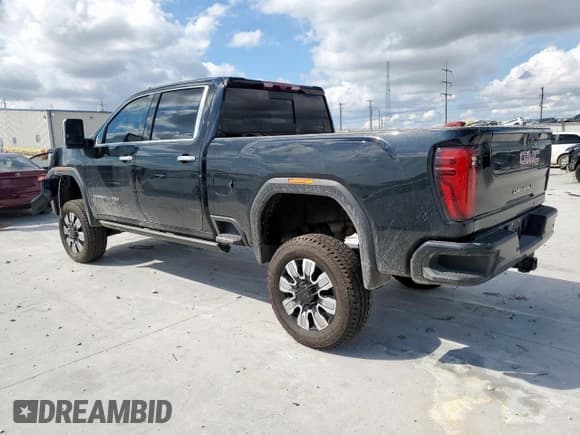 ✅ 2024 GMC Sierra 2500HD Denali • VIN: 1GT49REY7RF181540 • Лот: 81774655. Опубликован ранее на Copart с пробегом 77 653 миль. Бесплатный доступ к архиву аукционных продаж из США и подробный отчёт об истории автомобиля на DreamBid. Изображение 2.