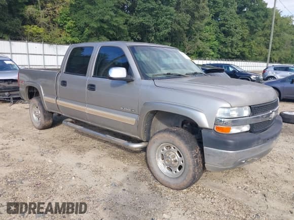✅ 2002 Chevrolet Silverado 2500HD LT • VIN: 1GCHK23U52F235890 • Lot: 43040627. Listed on IAAI with 361,130 mi. Free auction sales archive from the USA and detailed vehicle history report at DreamBid. Image 1.