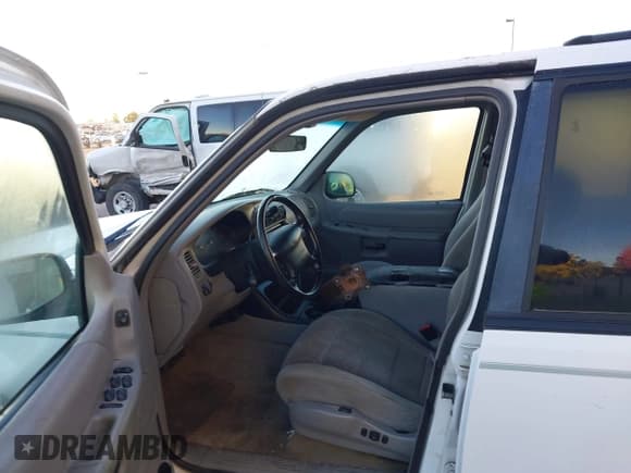 ✅ 1998 Ford Explorer XL • VIN: 1FMZU34E7WUB01665 • Лот: 43460299. Опубликован ранее на IAAI с пробегом 208 802 миль. Бесплатный доступ к архиву аукционных продаж из США и подробный отчёт об истории автомобиля на DreamBid. Изображение 5.
