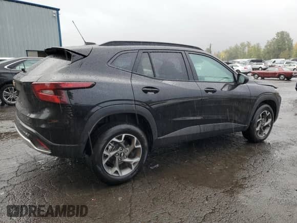 2025 Chevrolet Trax LT z VIN KL77LHEP7SC243717, wystawiony jako Copart lot #90293335 z przebiegiem 10 372 mil mil oraz Czysty tytuł • Clean title. Historia ofert i sprzedaży dostępna na DreamBid. Obrazek 3.