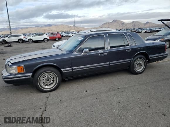 ✅ 1994 Lincoln Town Car Signature • VIN: 1LNLM82W6RY705395 • Lot: 82490554. Wystawiony na Copart z przebiegiem 252 997 mil. Bezpłatny archiwum sprzedaży aukcyjnych z USA i szczegółowy raport historii pojazdu na DreamBid. Zdjęcie 1.