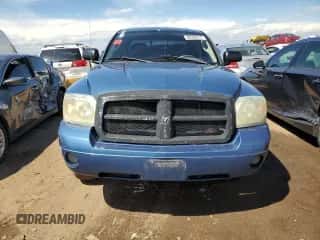 2005 Dodge Dakota SLT z VIN 1D7HW48N25S136981, wystawiony jako Copart lot #68930614 z przebiegiem 204 726 mil mil oraz Szkoda całkowita • Salvage title. Historia ofert i sprzedaży dostępna na DreamBid. Obrazek 5.