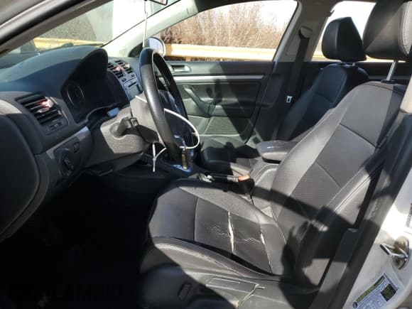 ✅ 2010 Volkswagen Jetta Limited Edition • VIN: 3VWRZ7AJ9AM108061 • Lot: 48591085. Listed on Copart with 193,216 mi. Free auction sales archive from the USA and detailed vehicle history report at DreamBid. Image 7.