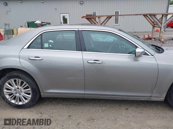 ✅ 2014 Chrysler 300 C • VIN: 2C3CCAKG8EH164446 • Lot: 42282141. Wystawiony na IAAI z przebiegiem 199 257 mil. Bezpłatny archiwum sprzedaży aukcyjnych z USA i szczegółowy raport historii pojazdu na DreamBid. Zdjęcie 13.