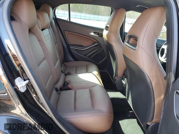 ✅ 2015 Mercedes-Benz GLA 45 AMG • VIN: WDDTG5CB6FJ108585 • Лот: 54947495. Опубликован ранее на Copart с пробегом 140 142 миль. Бесплатный доступ к архиву аукционных продаж из США и подробный отчёт об истории автомобиля на DreamBid. Изображение 11.