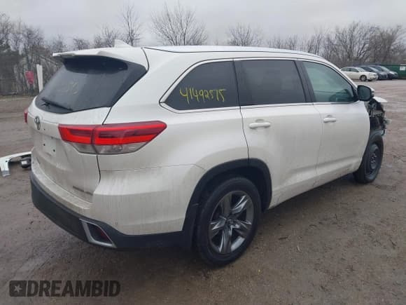✅ 2018 Toyota Highlander Limited • VIN: 5TDDZRFH6JS899857 • Lot: 41492515. Wystawiony na IAAI z przebiegiem 98 929 mil. Bezpłatny archiwum sprzedaży aukcyjnych z USA i szczegółowy raport historii pojazdu na DreamBid. Zdjęcie 4.