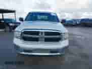 2017 Ram 1500 SLT z VIN 1C6RR6GG4HS676025, wystawiony jako IAAI lot #43585212 z przebiegiem 95 645 mil mil oraz . Historia ofert i sprzedaży dostępna na DreamBid. Obrazek 12.