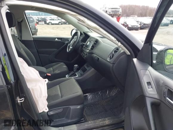 ✅ 2018 Volkswagen Tiguan • VIN: WVGBV7AX3JK002325 • Lot: 41960059. Wystawiony na IAAI z przebiegiem 57 619 mil. Bezpłatny archiwum sprzedaży aukcyjnych z USA i szczegółowy raport historii pojazdu na DreamBid. Zdjęcie 5.