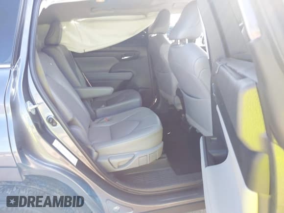 ✅ 2022 Toyota Highlander XLE • VIN: 5TDGZRAH3NS550567 • Lot: 43547231. Listed on IAAI with 84,319 mi. Free auction sales archive from the USA and detailed vehicle history report at DreamBid. Image 8.