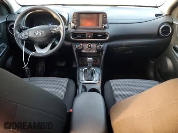 2019 Hyundai Kona SE z VIN KM8K12AA6KU245174, wystawiony jako Copart lot #38522733 z przebiegiem 56 680 mil mil oraz . Historia ofert i sprzedaży dostępna na DreamBid. Obrazek 8.