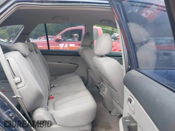 ✅ 2007 Kia Rondo EX • VIN: KNAFG526977096908 • Lot: 42756730. Wystawiony na IAAI z przebiegiem 179 432 mil. Bezpłatny archiwum sprzedaży aukcyjnych z USA i szczegółowy raport historii pojazdu na DreamBid. Zdjęcie 8.