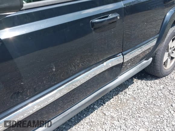 ✅ 2006 Jeep Commander • VIN: 1J8HG48K56C324296 • Lot: 42735532. Wystawiony na IAAI z przebiegiem 143 009 mil. Bezpłatny archiwum sprzedaży aukcyjnych z USA i szczegółowy raport historii pojazdu na DreamBid. Zdjęcie 6.