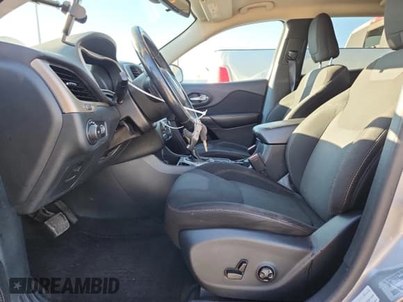 ✅ 2016 Jeep Cherokee Latitude • VIN: 1C4PJLCBXGW297649 • Лот: 86712135. Опубликован ранее на Copart с пробегом 100 586 миль. Бесплатный доступ к архиву аукционных продаж из США и подробный отчёт об истории автомобиля на DreamBid. Изображение 7.