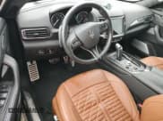 ✅ 2022 Maserati Levante Modena S • VIN: ZN661ZUM4NX393104 • Лот: 74015534. Опубликован ранее на Copart с пробегом Не указан. Бесплатный доступ к архиву аукционных продаж из США и подробный отчёт об истории автомобиля на DreamBid. Изображение 8.