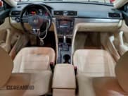 ✅ 2015 Volkswagen Passat S • VIN: 1VWAT7A39FC086541 • Lot: 96803935. Wystawiony na Copart z przebiegiem 146 758 mil. Bezpłatny archiwum sprzedaży aukcyjnych z USA i szczegółowy raport historii pojazdu na DreamBid. Zdjęcie 8.