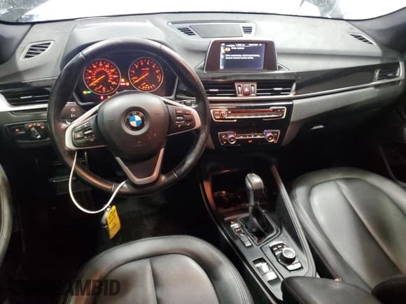 ✅ 2017 BMW X1 sDrive28i • VIN: WBXHU7C32H5H38022 • Lot: 81067315. Wystawiony na Copart z przebiegiem 168 302 mil. Bezpłatny archiwum sprzedaży aukcyjnych z USA i szczegółowy raport historii pojazdu na DreamBid. Zdjęcie 8.