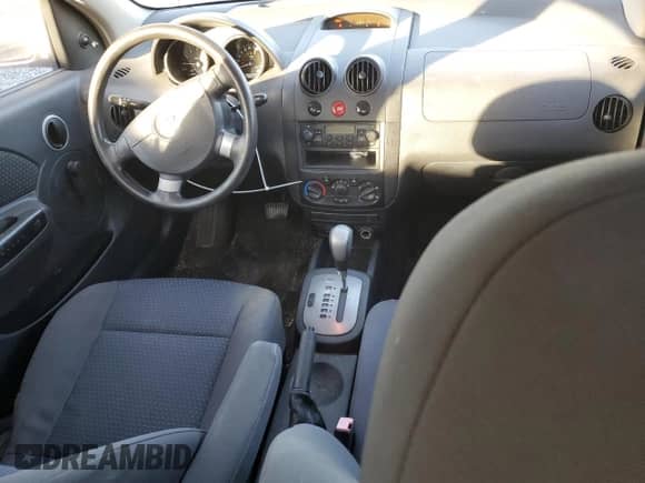 2007 Chevrolet Aveo LS z VIN KL1TD66607B694761, wystawiony jako Copart lot #82468584 z przebiegiem 105 546 mil mil oraz Szkoda całkowita • Salvage title. Historia ofert i sprzedaży dostępna na DreamBid. Obrazek 8.